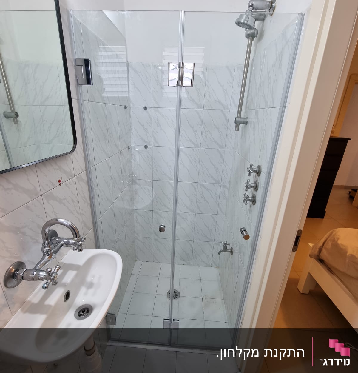 מקלחון זכוכית עם ראש מקלחת מתכת